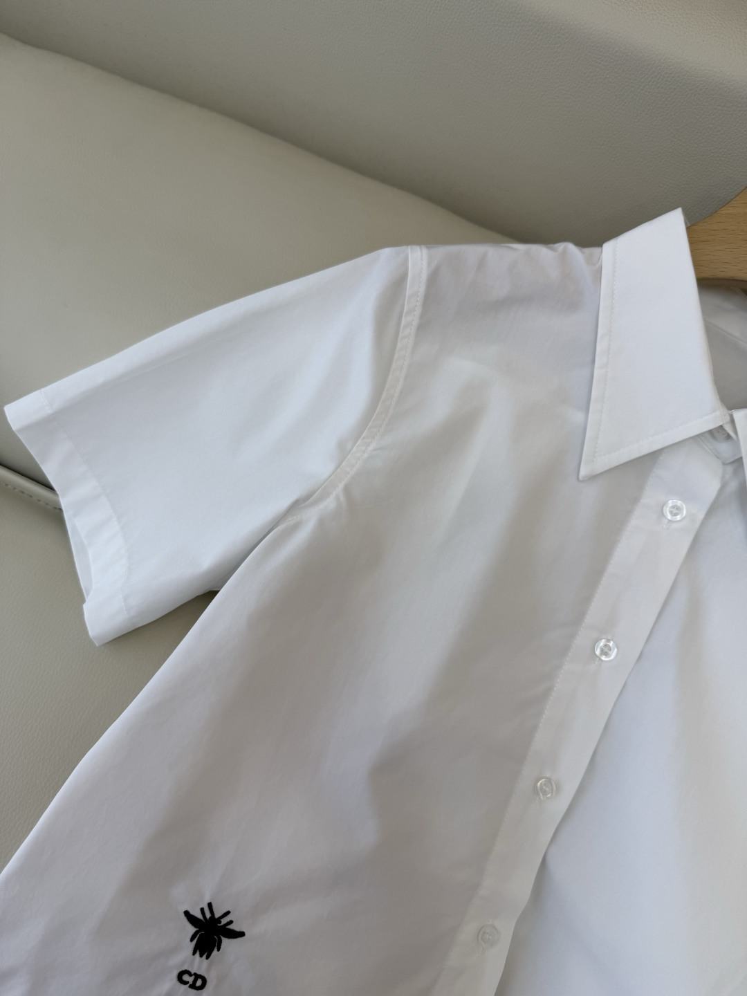 CY0114新款衬衫。Dior 小蜜蜂 绣花 翻领修身 短袖衬衫 白色 粉色 SM L