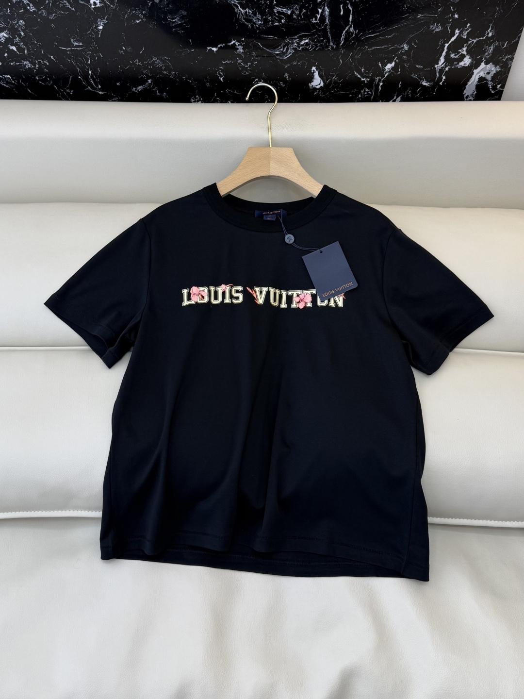 QG0206#新款T恤⚠️‼️L V 字母印花 花朵🌺 短袖T恤 黑色 SML
