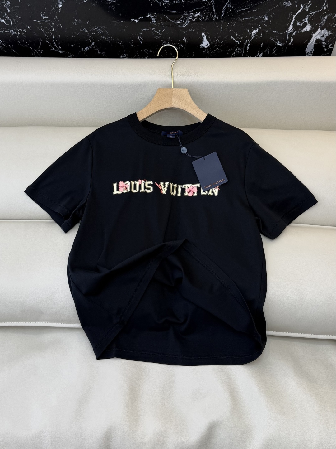 QG0206#新款T恤⚠️‼️L V 字母印花 花朵🌺 短袖T恤 黑色 SML