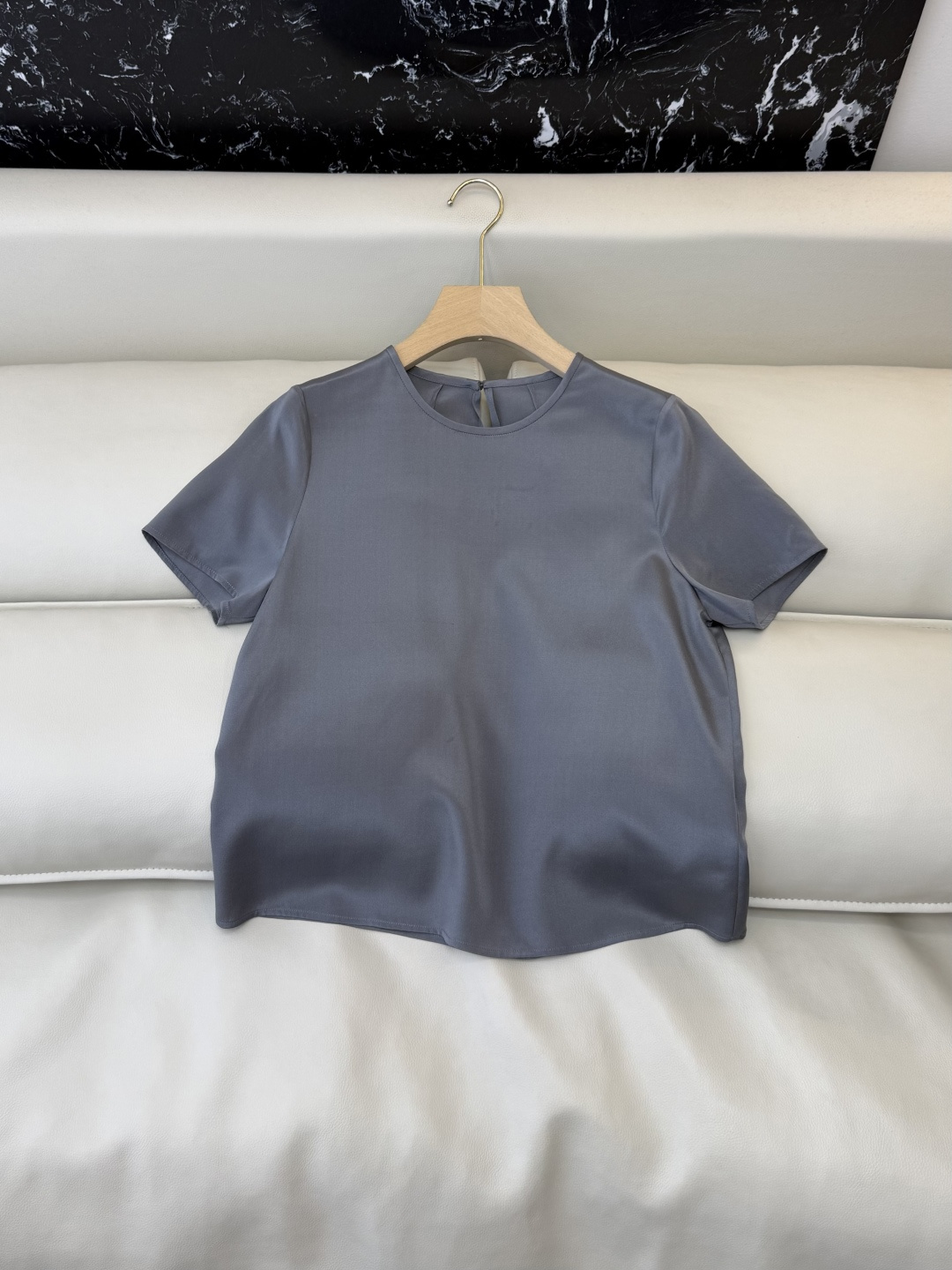 NO:829298,QD8091#New top The Row top version minimalist style 95 silk short-sleeved top multi-color SMLXL,,T-shirt,real silk,19860909QD8091#新款上衣 The Row 顶级版 极简风 95真丝 短袖上衣 多色 SMLXL,,T-shirt,real silk,,Women's clothing