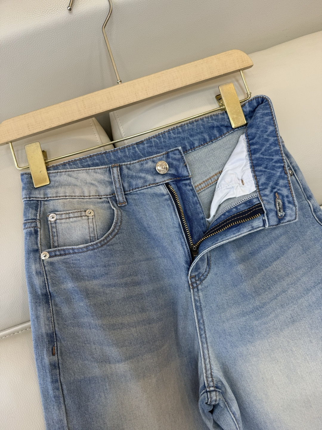 AW063#新款牛仔裤P‼️Dior 刺绣字母 牛仔长裤 浅蓝色 26-30
