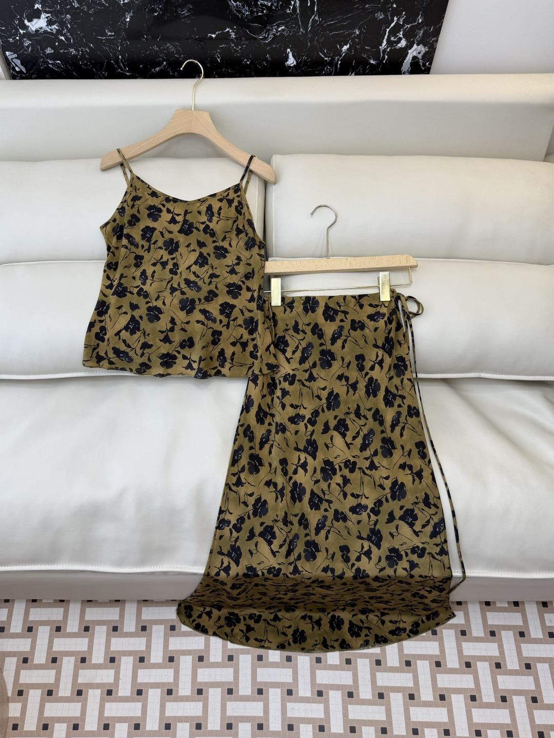NO:820822,YJJ018# new suit factory special version of the highest version on the market. The girl will inspect the goods, trim the three marks on the thread, and send pictures and videos before delivery. If you want quality and service, please add me on WeChat. We will not accept urgent orders. P Silk printing halter top long skirt suit multi-color S-X L, women's clothing, skirts, real silk,19860909YJJ018#新款套装工厂特市面最高版本小妹验货、修剪线头上三标、发货可发图及拍视频,要品质要服务的加我微信,不接急单.P 真丝印花 吊带上衣长半裙套装 多色 S-X L,女装,skirts,real silk,,Women's clothing