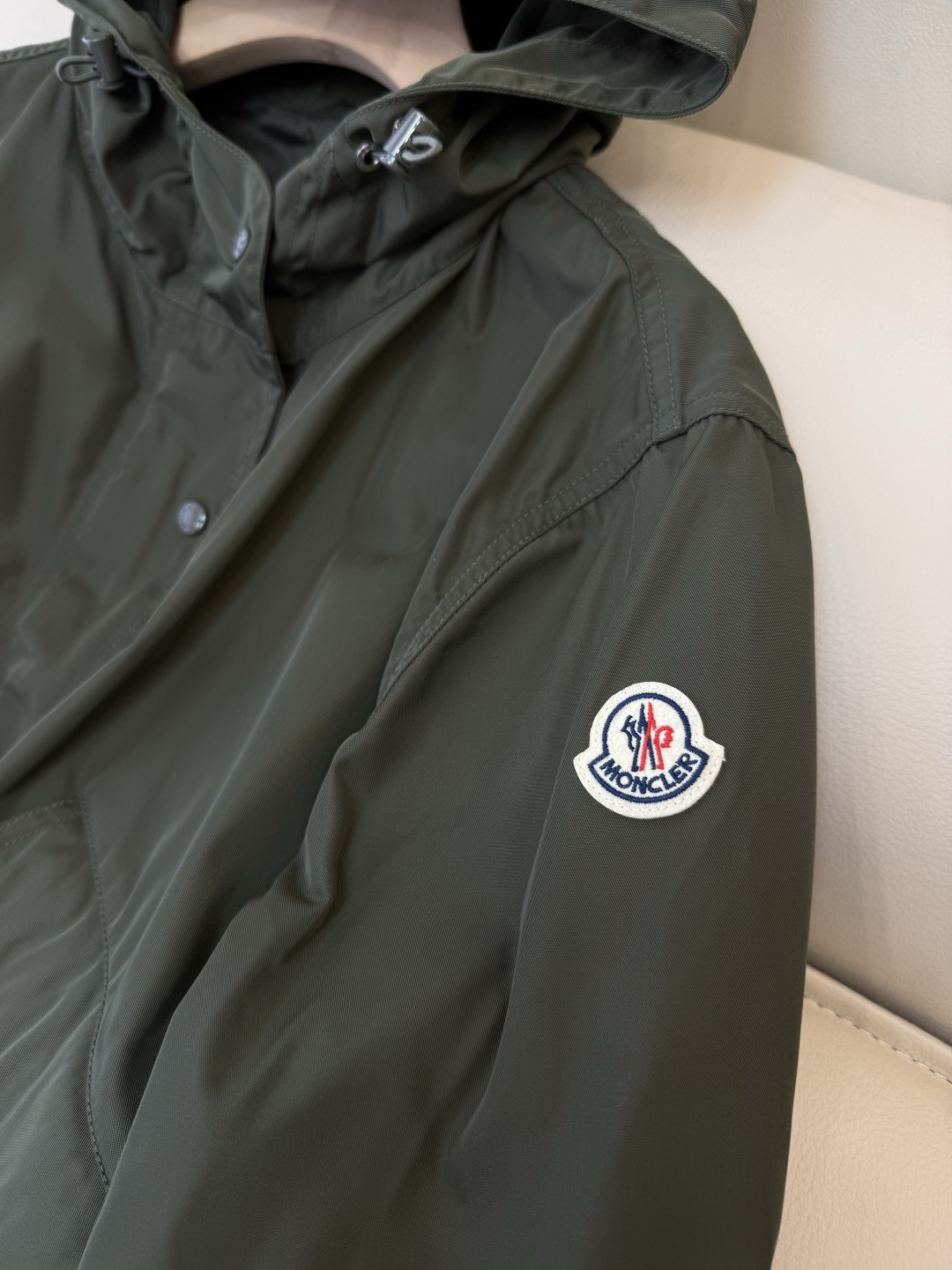 M2397-L#新款风衣。Moncler 顶级版‼️抽绳设计 中长款 风衣 军绿色 1/2/3码