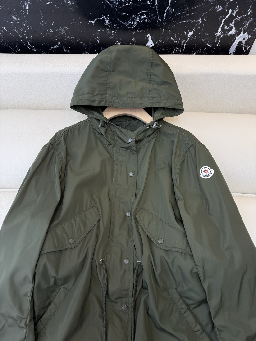 M2397-L#新款风衣。Moncler 顶级版‼️抽绳设计 中长款 风衣 军绿色 1/2/3码