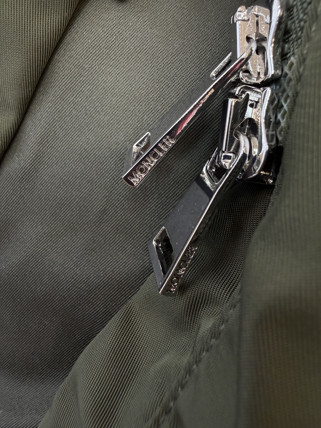 M2397-L#新款风衣。Moncler 顶级版‼️抽绳设计 中长款 风衣 军绿色 1/2/3码