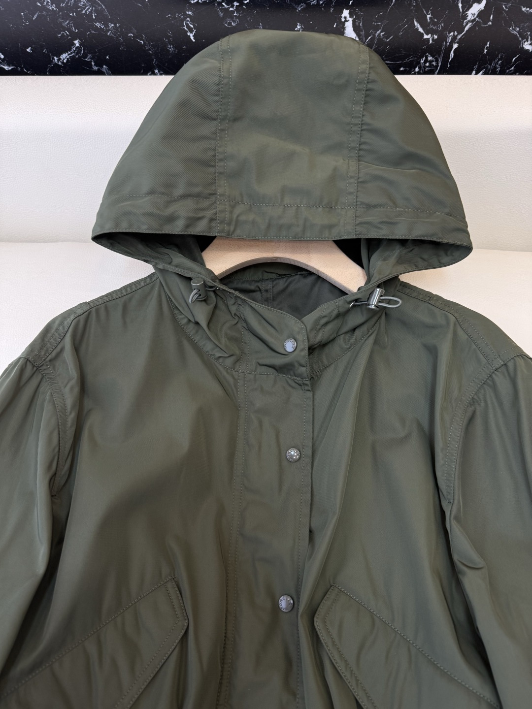 M2397-L#新款风衣。Moncler 顶级版‼️抽绳设计 中长款 风衣 军绿色 1/2/3码