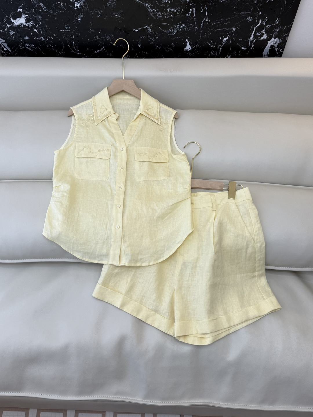 NO:821033,YM0120# New suit factory special version of the highest version on the market. The girl will inspect the goods, trim the three marks on the threads, and ship the goods. You can send pictures and take videos. If you want quality and service, please add me on WeChat. We will not accept urgent orders.19860909YM0120#新款套装工厂特市面最高版本小妹验货、修剪线头上三标、发货可发图及拍视频,要品质要服务的加我微信,不接急单.P 亚麻 钉珠刺绣花 无袖衬衫 短裤套装 黄色 蓝色 白色 SMLXL,女装,shorts,shirts,,Women's clothing