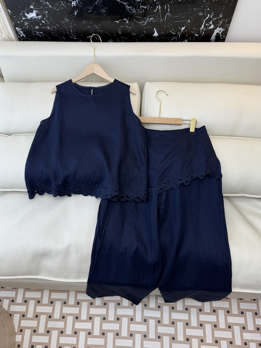 NO:821062,YM0119# New suit factory special version of the highest version on the market. The girl will inspect the goods, trim the three marks on the threads, and ship the goods. You can send pictures and take videos. If you want quality and service, please add me on WeChat. We will not accept urgent orders. P zimm hollow embroidery linen vest top trousers suit white blue SMLXL, Zimmerman-Clothing,19860909YM0119#新款套装工厂特市面最高版本小妹验货、修剪线头上三标、发货可发图及拍视频,要品质要服务的加我微信,不接急单.P zimm 镂空绣花 亚麻背心上衣 长裤 套装 白色 蓝色 SMLXL,兹默曼-服装,,Women's clothing