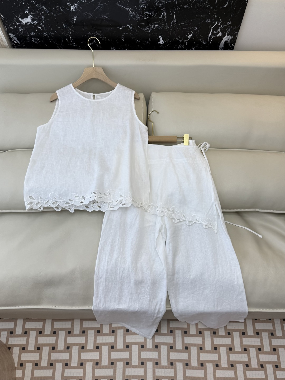 NO:821068,YM0119# New suit factory special version of the highest version on the market. The girl will inspect the goods, trim the three marks on the threads, and ship the goods. You can send pictures and take videos. If you want quality and service, please add me on WeChat. We will not accept urgent orders. P zimm hollow embroidery linen vest top trousers suit white blue SMLXL, Zimmerman-Clothing,19860909YM0119#新款套装工厂特市面最高版本小妹验货、修剪线头上三标、发货可发图及拍视频,要品质要服务的加我微信,不接急单.P zimm 镂空绣花 亚麻背心上衣 长裤 套装 白色 蓝色 SMLXL,兹默曼-服装,,Women's clothing