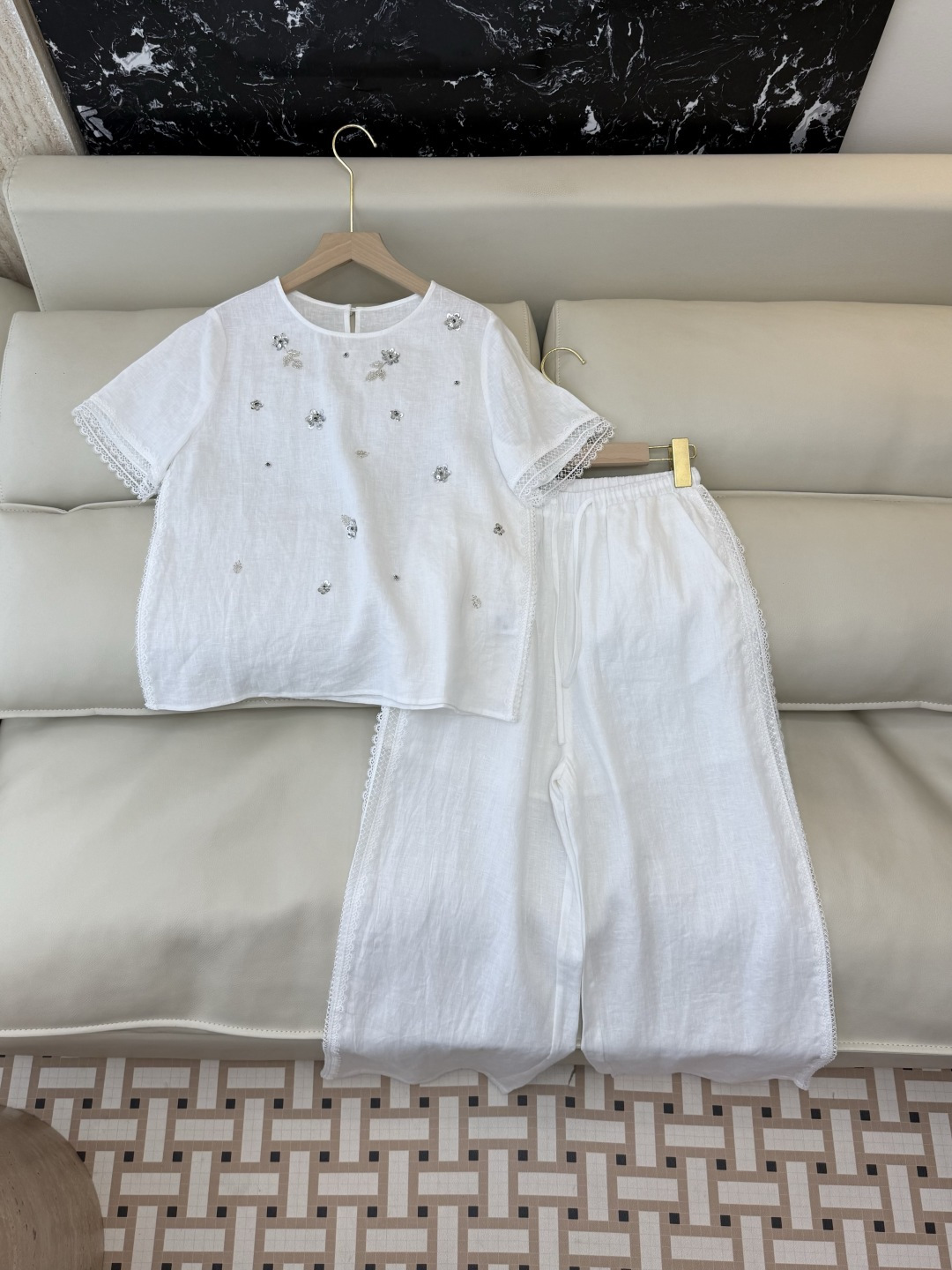 NO:821035,YM0121# New suit factory special version of the highest version on the market. The girl will inspect the goods, trim the three marks on the threads, and ship the goods. You can send pictures and take videos. If you want quality and service, please add me on WeChat. We will not accept urgent orders. P Linen beaded embroidery flower short-sleeved top and trousers suit blue white SMLXL, women's clothing, T-shirt,19860909YM0121#新款套装工厂特市面最高版本小妹验货、修剪线头上三标、发货可发图及拍视频,要品质要服务的加我微信,不接急单.P 亚麻 钉珠刺绣花短袖上衣长裤 套装 蓝色 白色 SMLXL,女装,T-shirt,,Women's clothing
