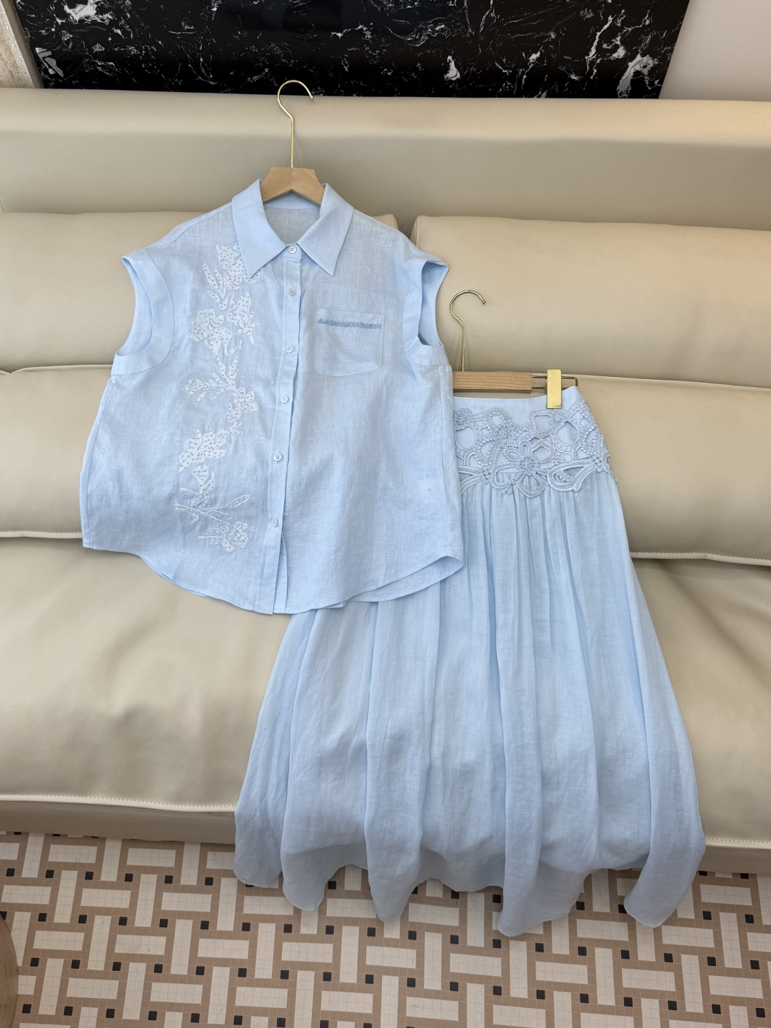 NO:821039,YM0122# New suit factory special version of the highest version on the market. The girl will inspect the goods, trim the three marks on the threads, and ship the goods. You can send pictures and take videos. If you want quality and service, please add me on WeChat. We will not accept urgent orders.19860909YM0122#新款套装工厂特市面最高版本小妹验货、修剪线头上三标、发货可发图及拍视频,要品质要服务的加我微信,不接急单.P 亚麻 钉珠刺绣花短袖上衣长半裙 套装 蓝色 白色 SMLXL,女装,skirts,T-shirt,,Women's clothing