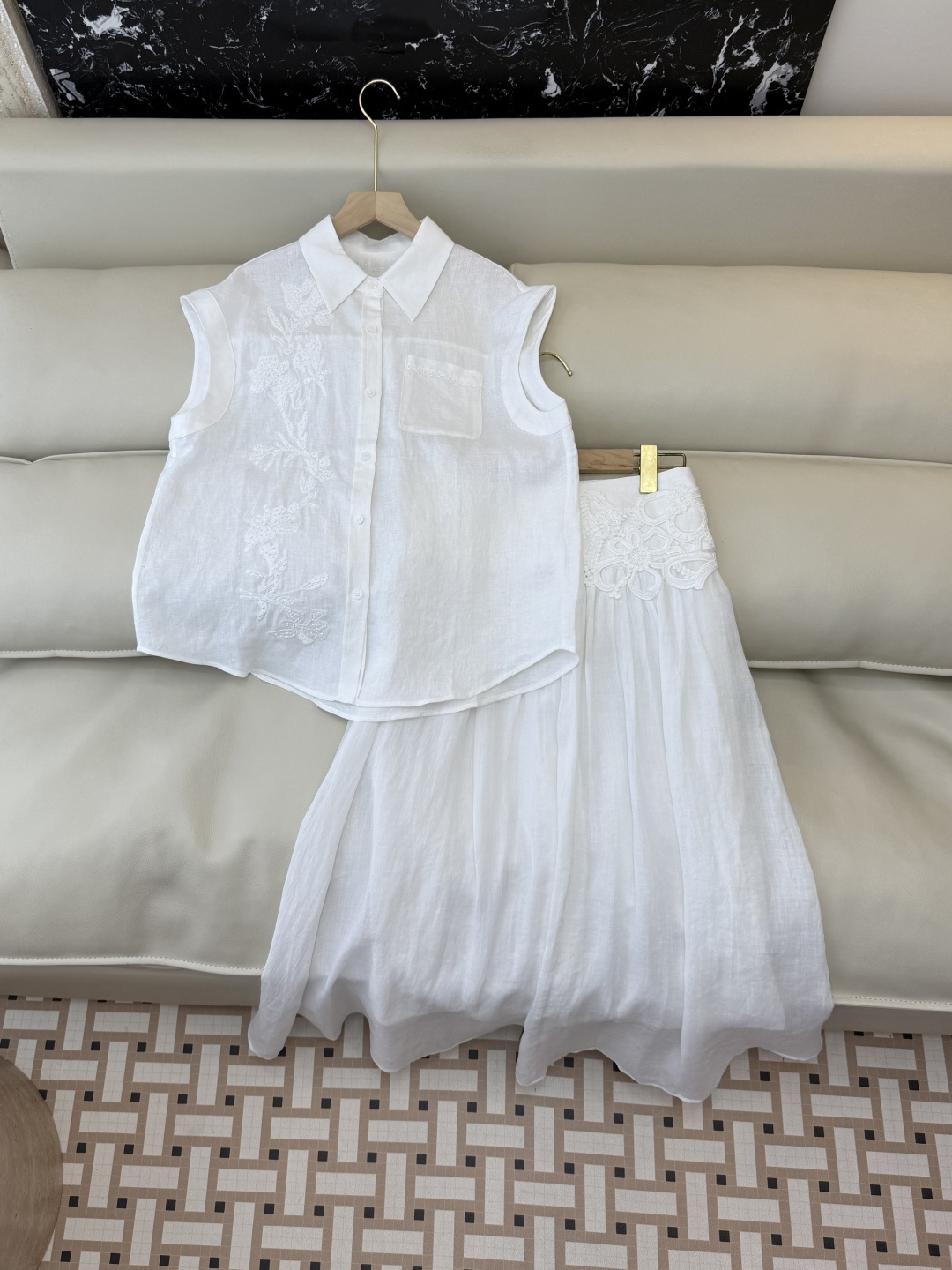 NO:821043,YM0122# New suit factory special version of the highest version on the market. The girl will inspect the goods, trim the three marks on the threads, and ship the goods. You can send pictures and take videos. If you want quality and service, please add me on WeChat. We will not accept urgent orders.19860909YM0122#新款套装工厂特市面最高版本小妹验货、修剪线头上三标、发货可发图及拍视频,要品质要服务的加我微信,不接急单.P 亚麻 钉珠刺绣花短袖上衣长半裙 套装 蓝色 白色 SMLXL,女装,skirts,T-shirt,,Women's clothing