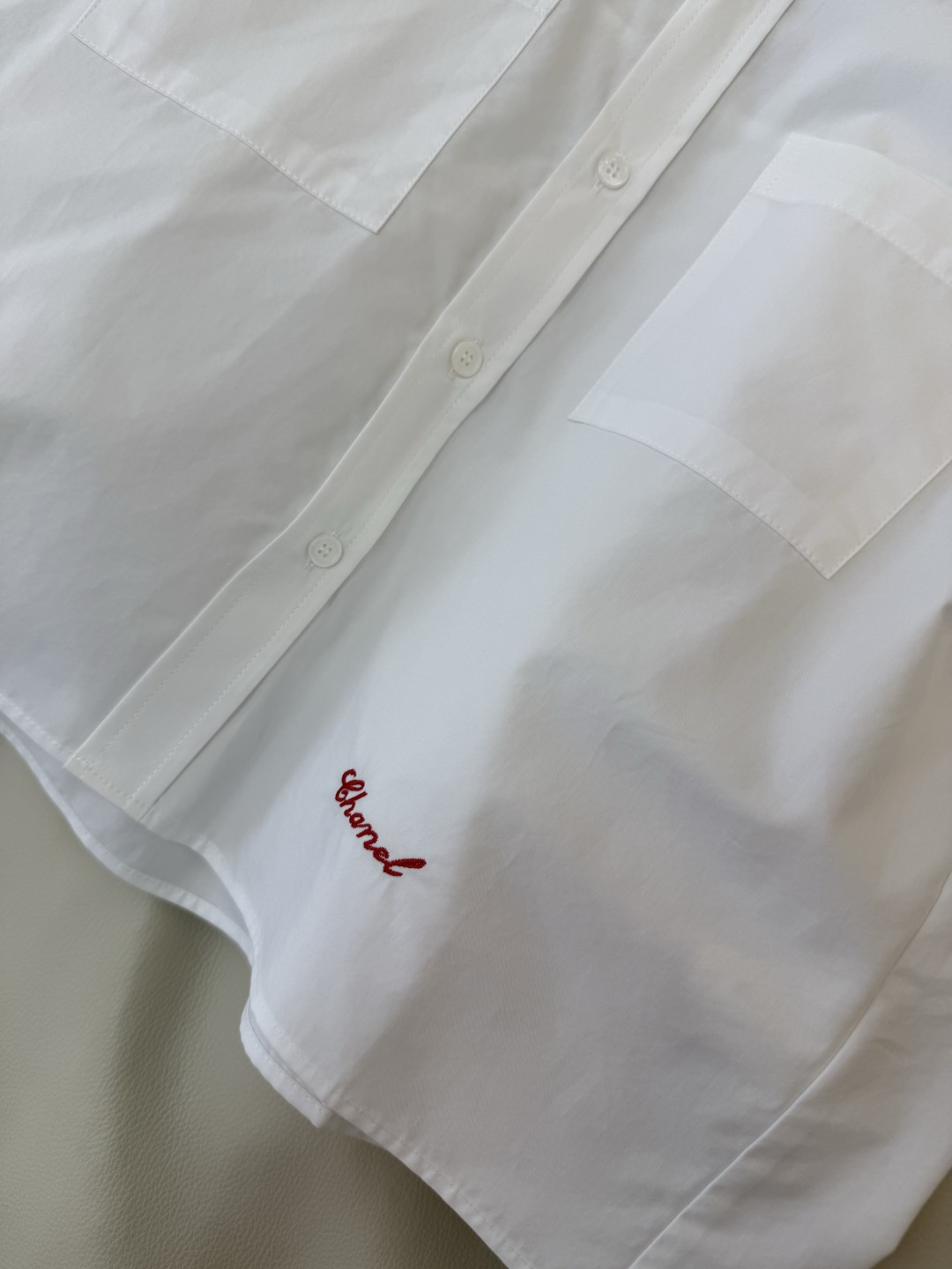 CY0126#新款衬衫。Chanel 红色字母绣花 短袖衬衫 白色 蓝条纹 SML