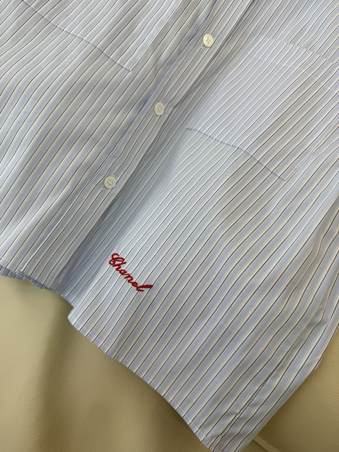 CY0126#新款衬衫。Chanel 红色字母绣花 短袖衬衫 白色 蓝条纹 SML