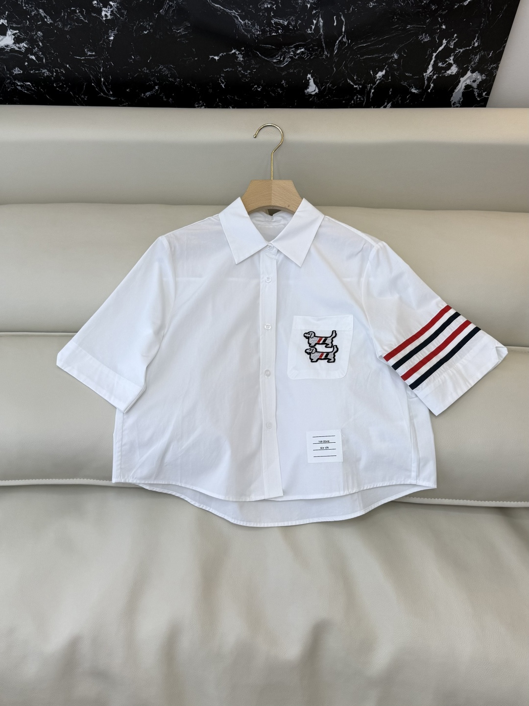 NO:821139,CY0131# New shirt P TB red stripe stitching puppy embroidery short-sleeved shirt white SML, Celine-clothing, celine, shirts, T-shirt,19860909CY0131#新款衬衫P TB 红杠拼接 小狗绣花 短袖衬衫 白色 SML,赛琳-服装,celine,shirts,T-shirt,,Women's clothing