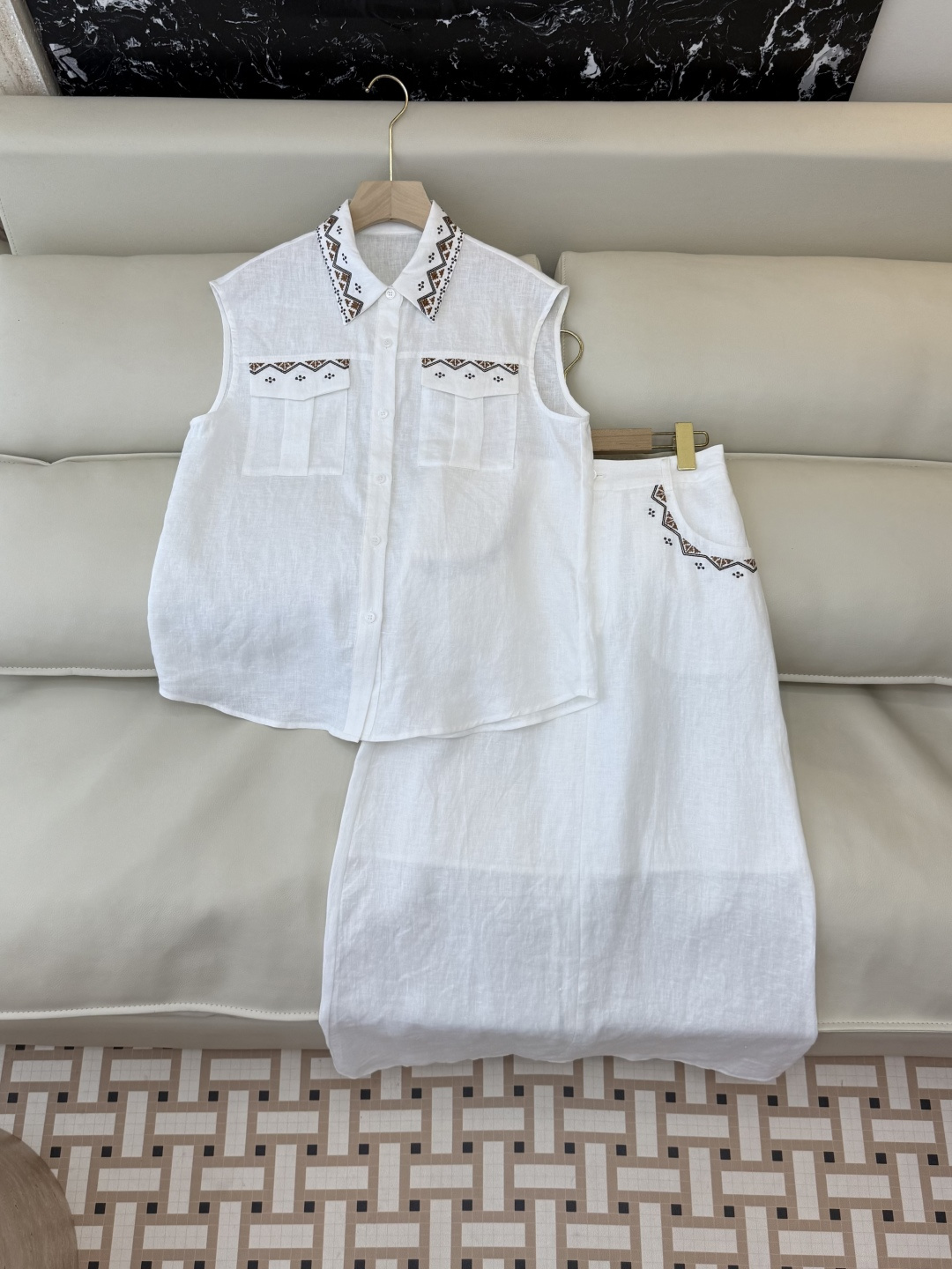NO:821228,YM0127# New suit factory special version of the highest version on the market. The girl will inspect the goods, trim the three marks on the thread, and ship the goods. You can send pictures and take videos. If you want quality and service, please add me on WeChat. We will not accept urgent orders. P zimm linen heavy industry embroidery sleeveless top long skirt suit yellow white SMLXL, Zimmerman-clothing, skirts,19860909YM0127#新款套装工厂特市面最高版本小妹验货、修剪线头上三标、发货可发图及拍视频,要品质要服务的加我微信,不接急单.P zimm 亚麻 重工刺绣 无袖上衣长半裙 套装 黄色 白色 SMLXL,兹默曼-服装,skirts,,Women's clothing