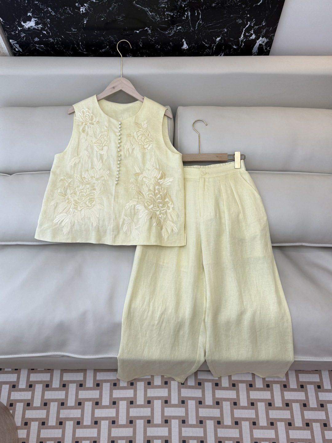 NO:821210,YM0131# New suit factory special version of the highest version on the market. The girl will inspect the goods, trim the three marks on the thread, and send pictures and videos before delivery. If you want quality and service, please add me on WeChat. We will not accept urgent orders. P Linen embroidered sleeveless top and trousers suit, pink purple yellow white SMLXL, women's clothing,19860909YM0131#新款套装工厂特市面最高版本小妹验货、修剪线头上三标、发货可发图及拍视频,要品质要服务的加我微信,不接急单.P 亚麻绣花无袖 上衣长裤 套装 粉紫色 黄色 白色 SMLXL,女装,,Women's clothing