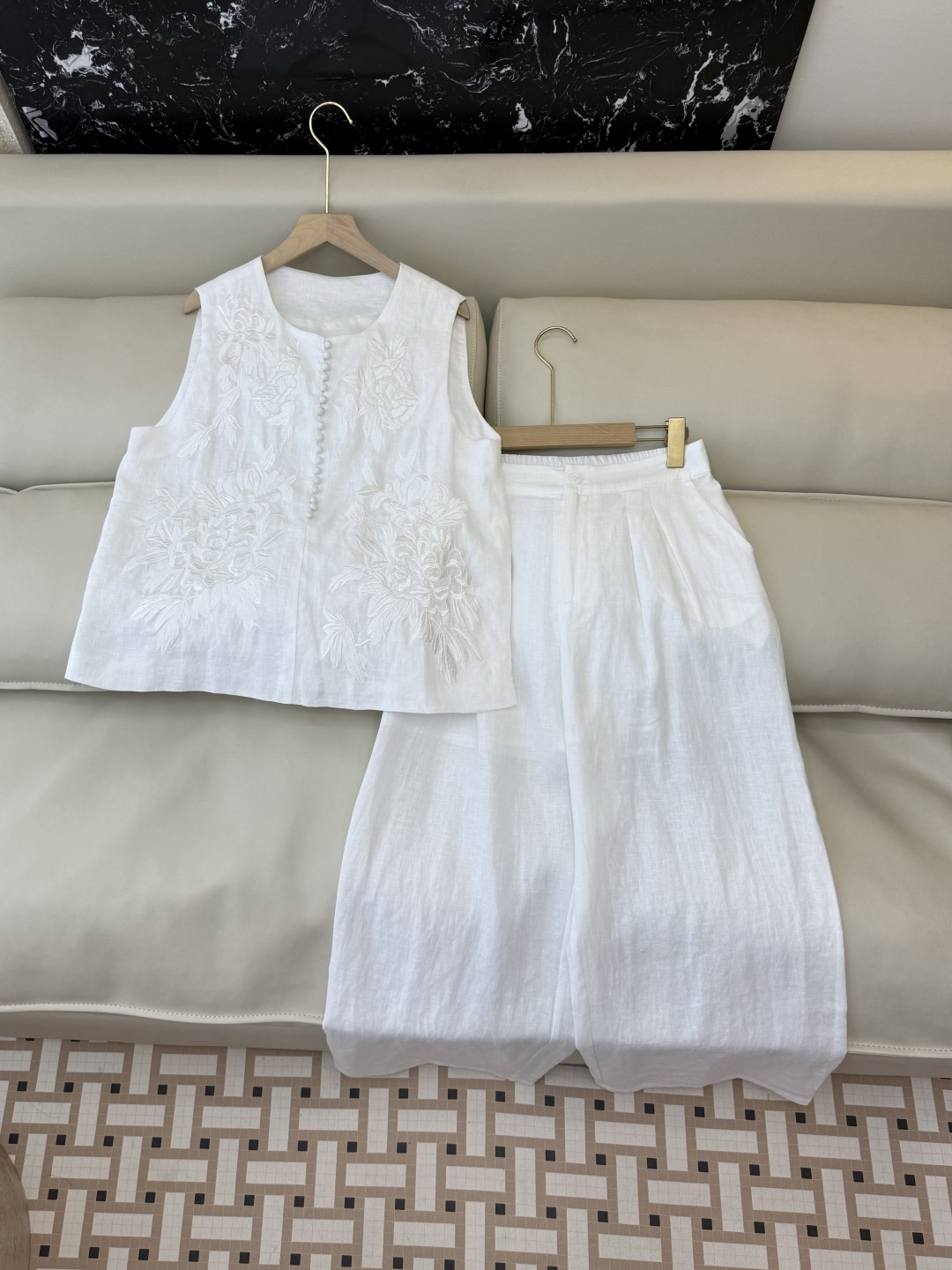 NO:821222,YM0131# New suit factory special version of the highest version on the market. The girl will inspect the goods, trim the three marks on the thread, and send pictures and videos before delivery. If you want quality and service, please add me on WeChat. We will not accept urgent orders. P Linen embroidered sleeveless top and trousers suit, pink purple yellow white SMLXL, women's clothing,19860909YM0131#新款套装工厂特市面最高版本小妹验货、修剪线头上三标、发货可发图及拍视频,要品质要服务的加我微信,不接急单.P 亚麻绣花无袖 上衣长裤 套装 粉紫色 黄色 白色 SMLXL,女装,,Women's clothing