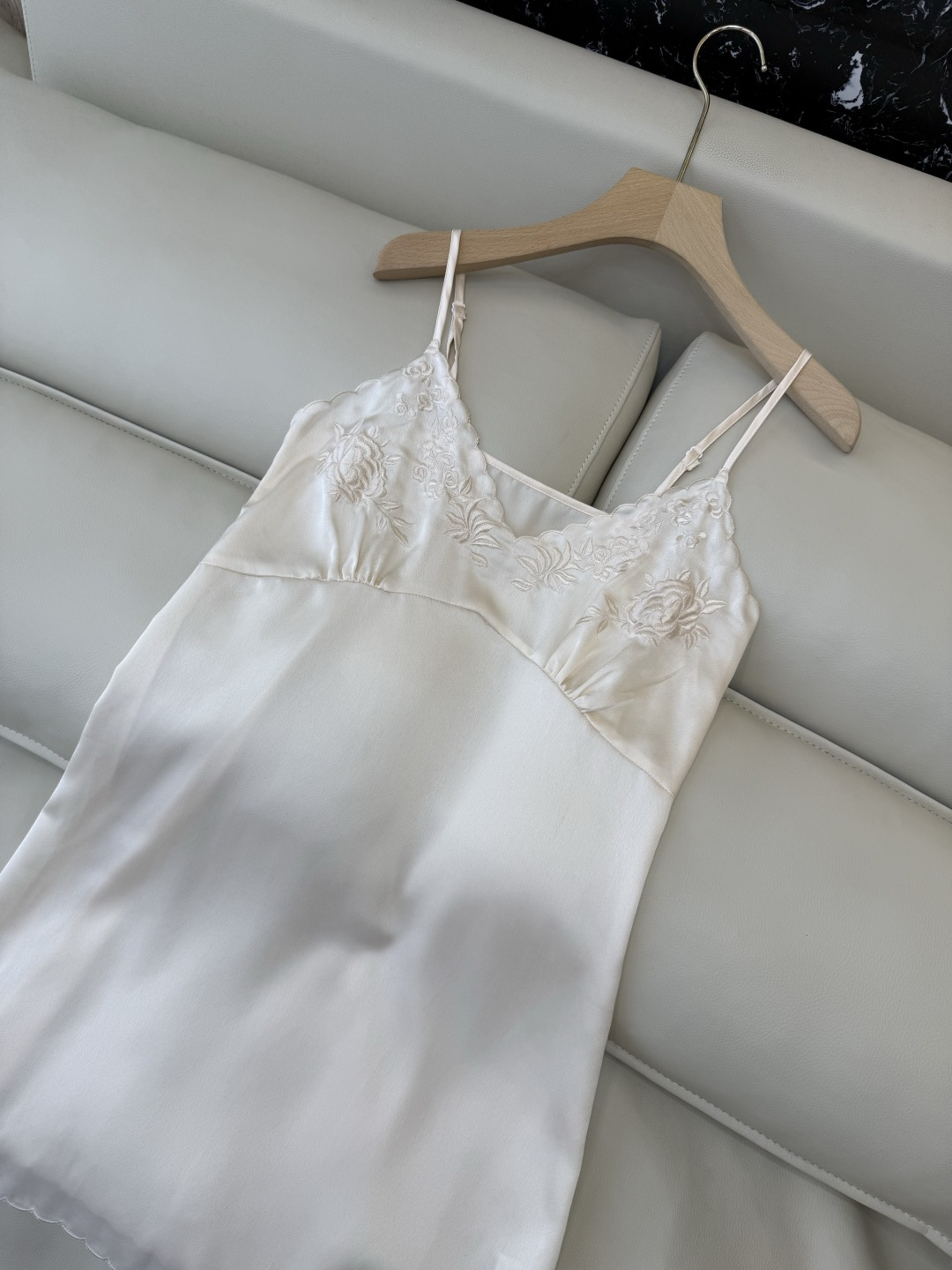TW016#新款吊带裙⚠️‼️重工刺绣花 吊带裙 白色 粉色 杏色 黑色 SML