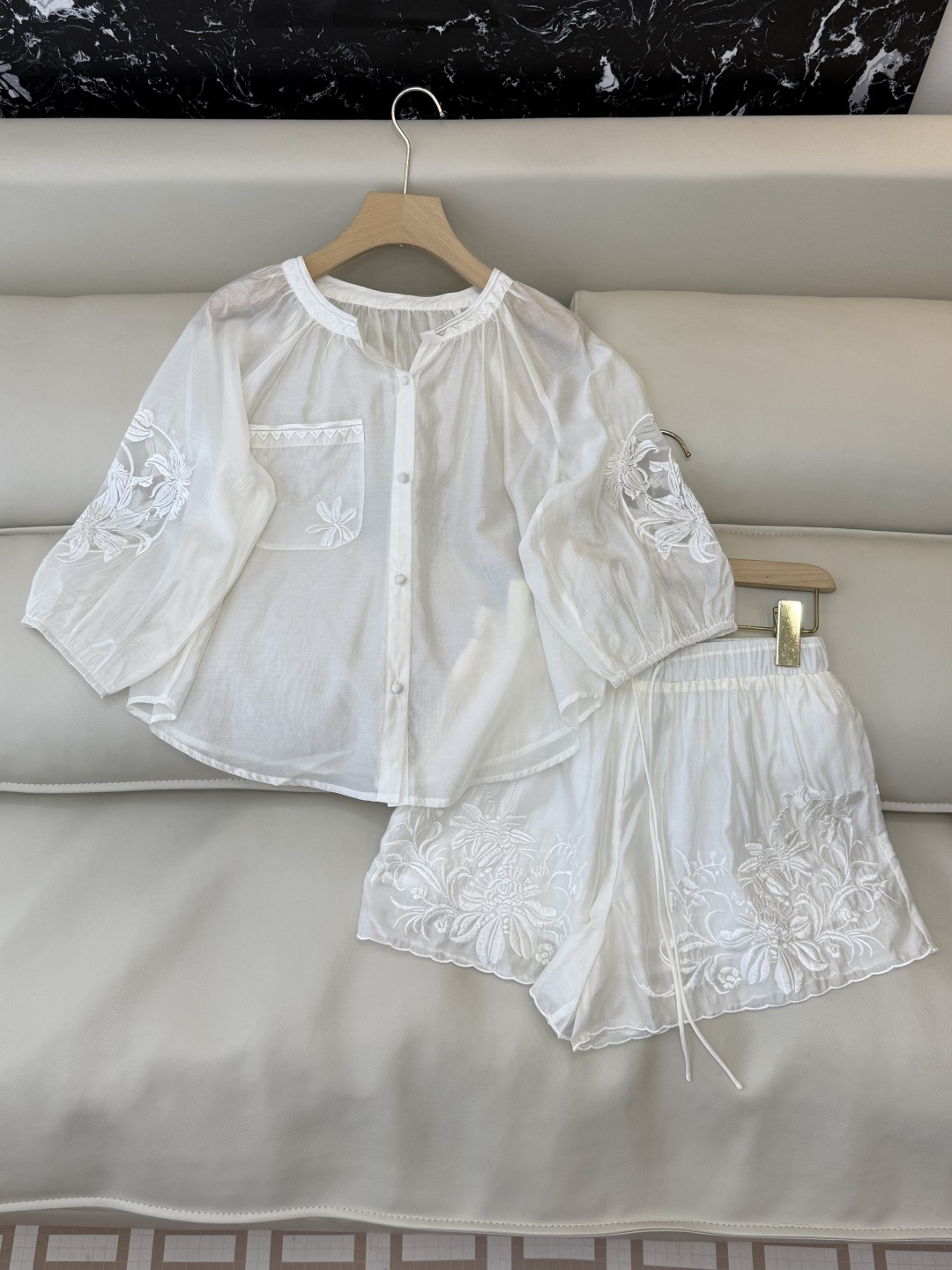 NO:822036,TW005# New Suit Factory 90 Tencel Boutique Heavy Embroidery Tops Shorts Suit White Green SML (the size can be separated and the shorts are XL), women's clothing, shorts,19860909TW005#新款套装工厂 90 天丝 精品 重工刺绣花 上衣短裤 套装 白色 绿色 SML（码号可以拆分短裤有XL）,女装,shorts,,Women's clothing