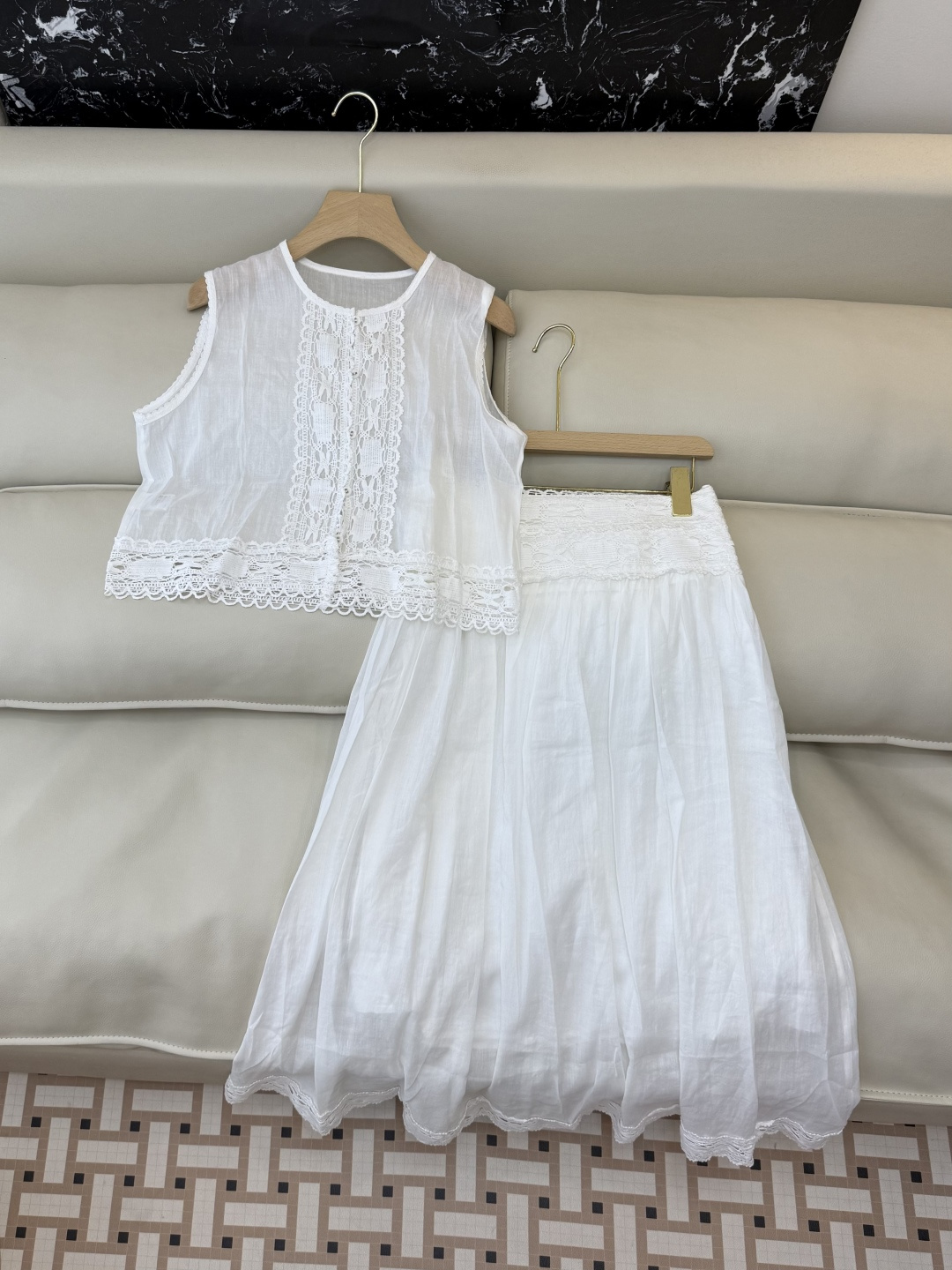 NO:822634,LH030# new suit factory special version of the highest version on the market, the girl will inspect the goods, trim the three marks on the thread, and ship the goods. You can send pictures and take videos. If you want quality and service, please add me on WeChat. We will not accept urgent orders. P Zimm... Heavy industry ramie embroidered top long skirt suit white SML, Zimmerman-clothing, skirts,19860909LH030#新款套装工厂特市面最高版本小妹验货、修剪线头上三标、发货可发图及拍视频,要品质要服务的加我微信,不接急单.P Zimm…重工苎麻 刺绣上衣长半裙 套装 白色 SML,兹默曼-服装,skirts,,Women's clothing