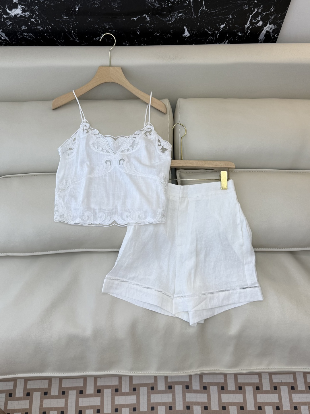 NO:822616,LH027# new suit factory special version of the highest version on the market. The girl will inspect the goods, trim the three marks on the threads, and ship the goods. You can send pictures and take videos. If you want quality or service, please add me on WeChat. We will not accept urgent orders.19860909LH027#新款套装工厂特市面最高版本小妹验货、修剪线头上三标、发货可发图及拍视频,要品质要服务的加我微信,不接急单.P Zimm…… 重工刺绣吊带上衣短裤套装 黑色 白色 SML,兹默曼-服装,shorts,,Women's clothing