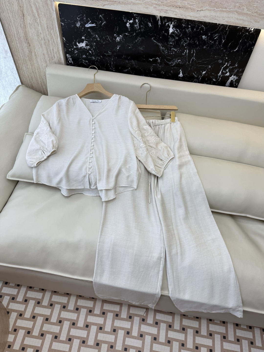 NO:828307,TF0887# New suit P dior embroidered top and trousers suit gray beige 36-42, Dior-clothing, dior, dior, tom ford,19860909TF0887#新款套装P dior 绣花上衣长裤 套装 灰色 米色 36-42,迪奥-服装,dior,dior,tom ford,,Women's clothing