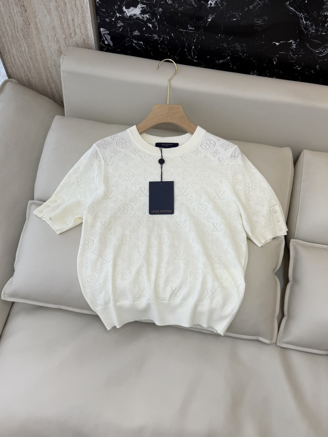 NO:828346,QG0222# New Knitting Factory P LV letter dark pattern short-sleeved knitted top SML, Louis Vuitton-clothing, louis vuitton, louis vuitton, T-shirt,19860909QG0222#新款针织工厂P LV 字母暗纹 短袖针织 上衣 SML,路易威登-服装,louis vuitton,louis vuitton,T-shirt,,Women's clothing