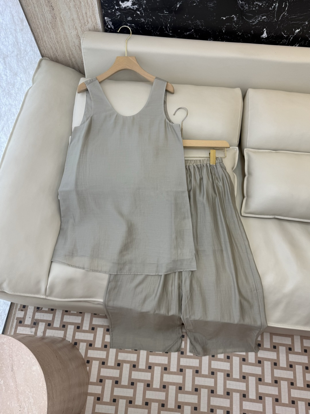 NO:829945,YJJ033# New suit factory P Tencel U-shaped collar sleeveless long top and trousers suit three colors SMLXL, women's clothing,19860909YJJ033#新款套装工厂P 天丝 U型领 无袖长上衣长裤套装 三色 SMLXL,女装,,Women's clothing