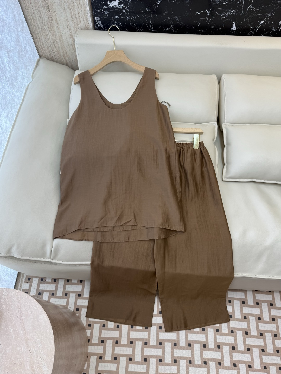 NO:829928,YJJ033# New suit factory P Tencel U-shaped collar sleeveless long top and trousers suit three colors SMLXL, women's clothing,19860909YJJ033#新款套装工厂P 天丝 U型领 无袖长上衣长裤套装 三色 SMLXL,女装,,Women's clothing