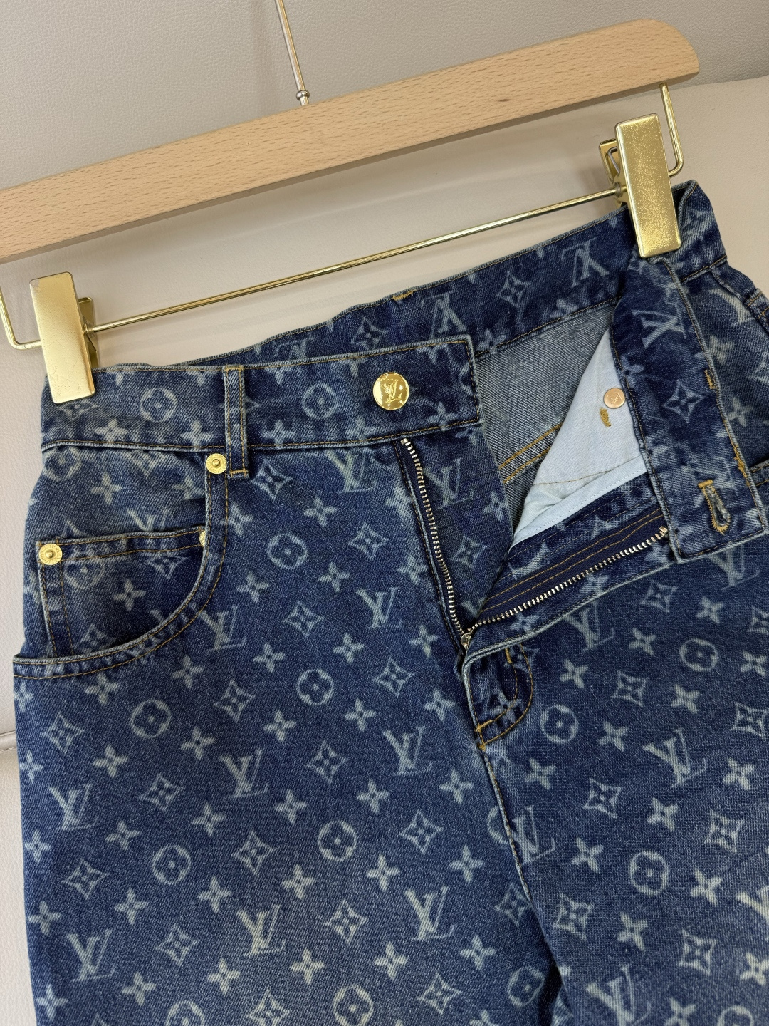 GU059#新款牛仔裤⚠️工厂特批‼️LV 老花 logo 印花 长牛仔裤 SML