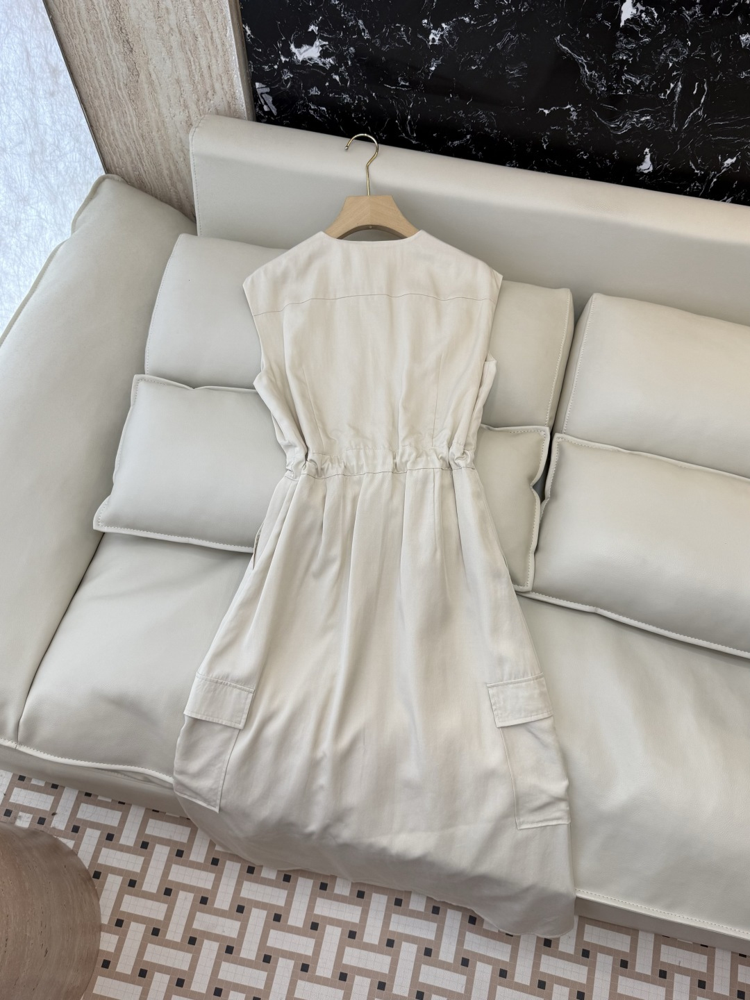 AW082#新款连衣裙⚠️工厂特批‼️PRADA 三角标 无袖V领 连衣裙 黑色 杏色 SM L