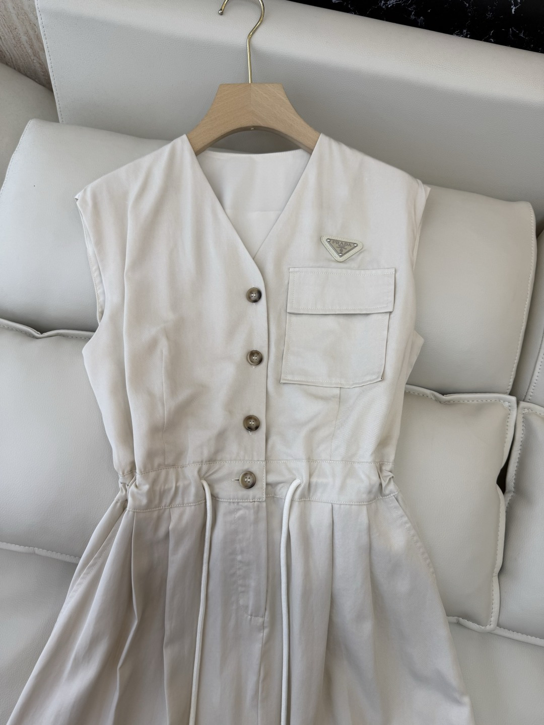 AW082#新款连衣裙⚠️工厂特批‼️PRADA 三角标 无袖V领 连衣裙 黑色 杏色 SM L