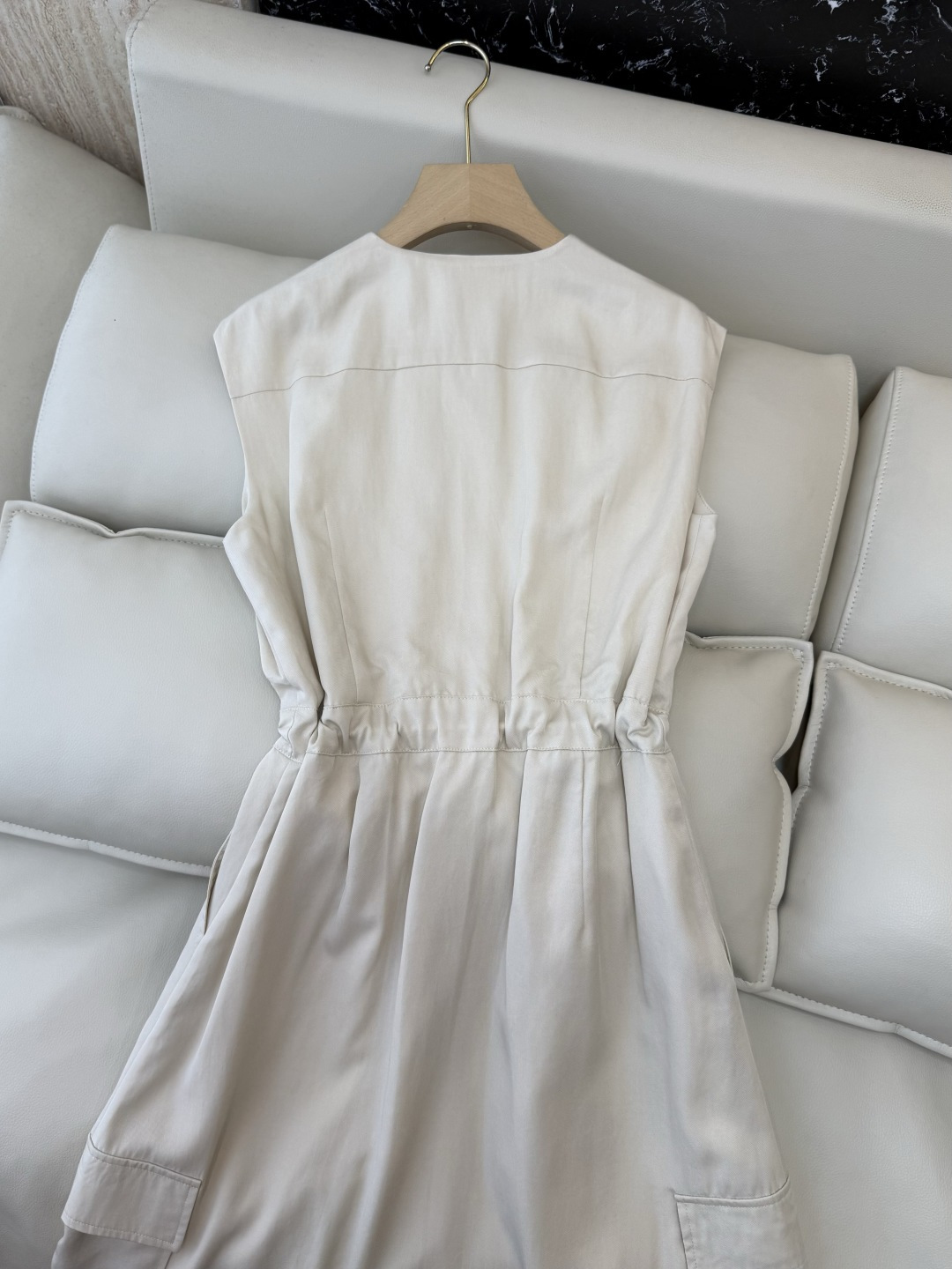 AW082#新款连衣裙⚠️工厂特批‼️PRADA 三角标 无袖V领 连衣裙 黑色 杏色 SM L