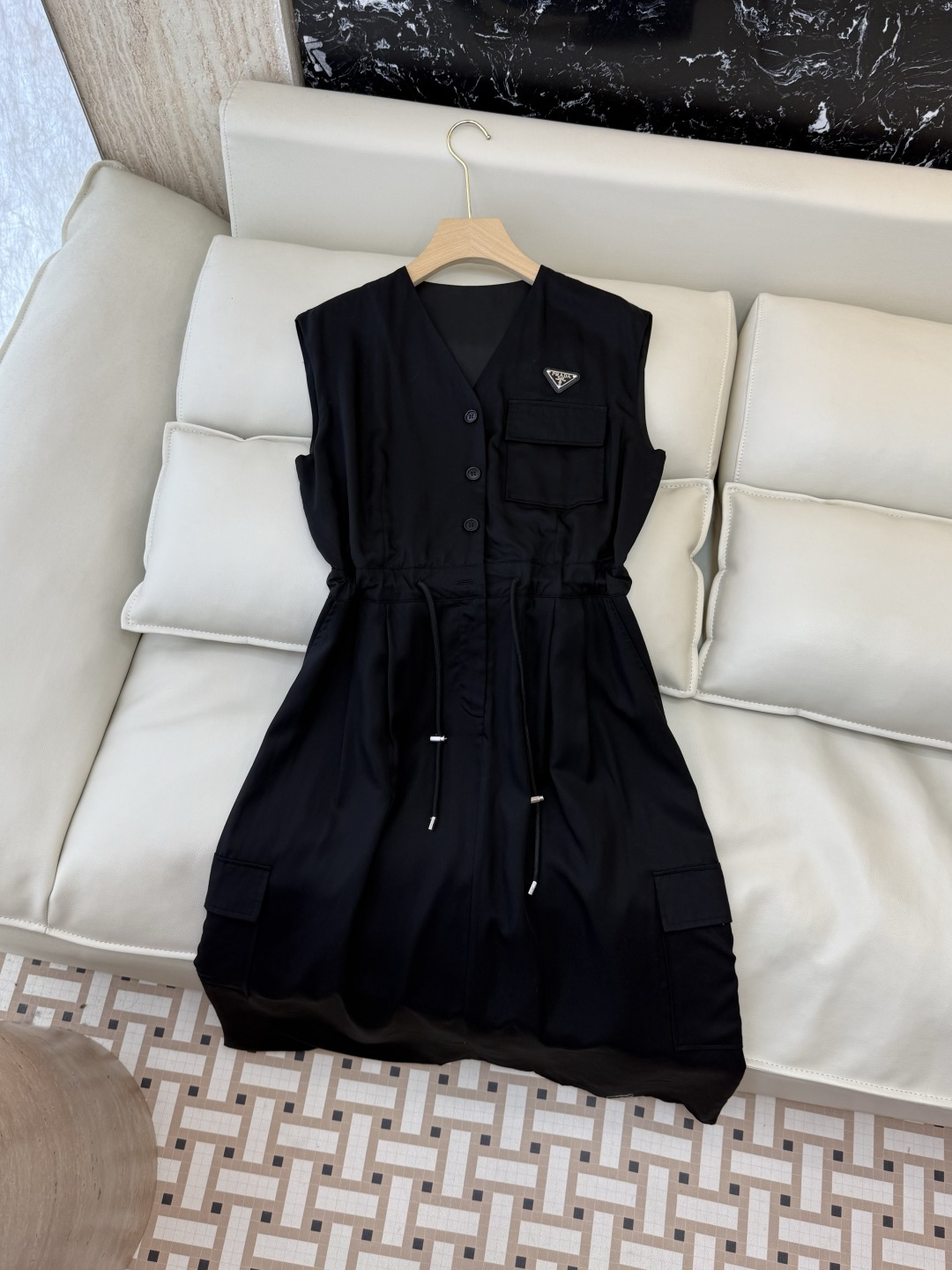 AW082#新款连衣裙⚠️工厂特批‼️PRADA 三角标 无袖V领 连衣裙 黑色 杏色 SM L
