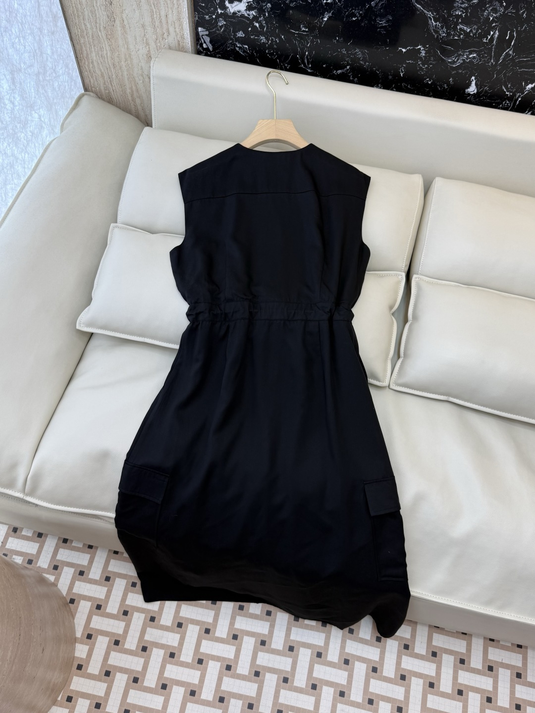 AW082#新款连衣裙⚠️工厂特批‼️PRADA 三角标 无袖V领 连衣裙 黑色 杏色 SM L