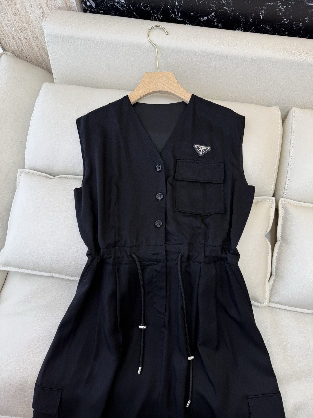 AW082#新款连衣裙⚠️工厂特批‼️PRADA 三角标 无袖V领 连衣裙 黑色 杏色 SM L