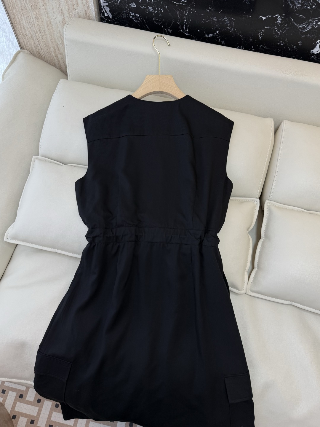 AW082#新款连衣裙⚠️工厂特批‼️PRADA 三角标 无袖V领 连衣裙 黑色 杏色 SM L