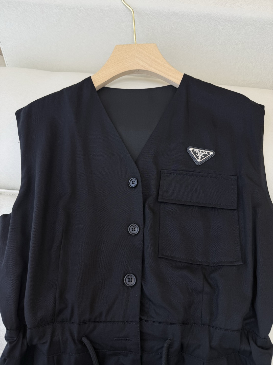 AW082#新款连衣裙⚠️工厂特批‼️PRADA 三角标 无袖V领 连衣裙 黑色 杏色 SM L