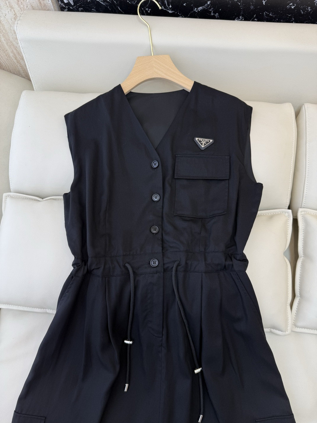 AW082#新款连衣裙⚠️工厂特批‼️PRADA 三角标 无袖V领 连衣裙 黑色 杏色 SM L