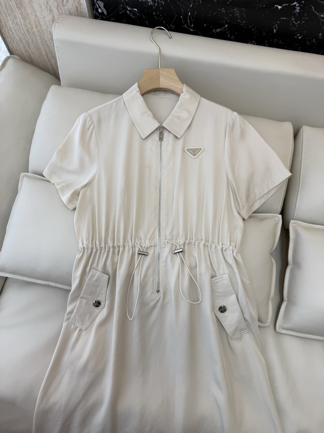 AW083#新款连衣裙⚠️工厂特批‼️PRADA 三角标 短袖修身 连衣裙 黑色 杏色 SM L