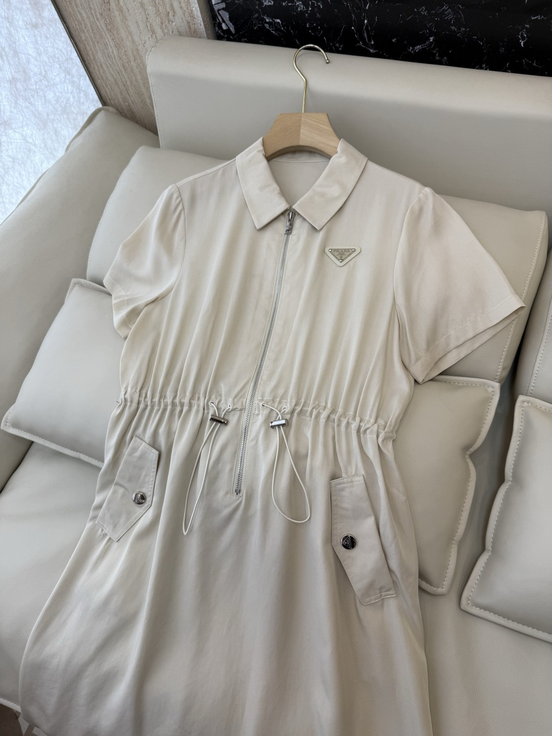AW083#新款连衣裙⚠️工厂特批‼️PRADA 三角标 短袖修身 连衣裙 黑色 杏色 SM L