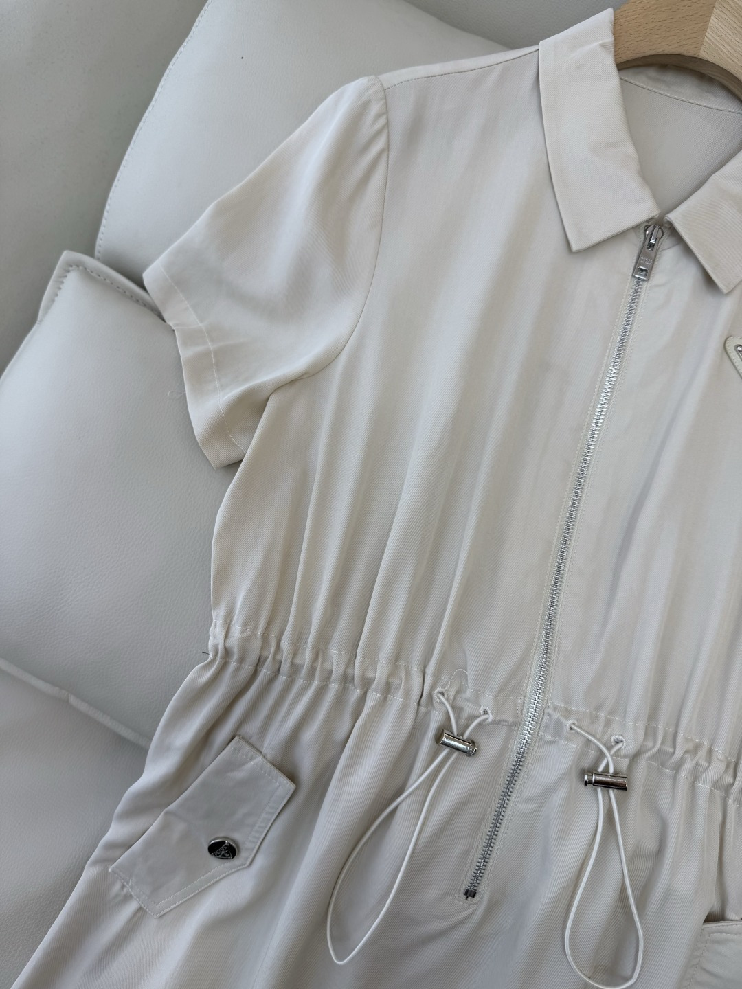 AW083#新款连衣裙⚠️工厂特批‼️PRADA 三角标 短袖修身 连衣裙 黑色 杏色 SM L