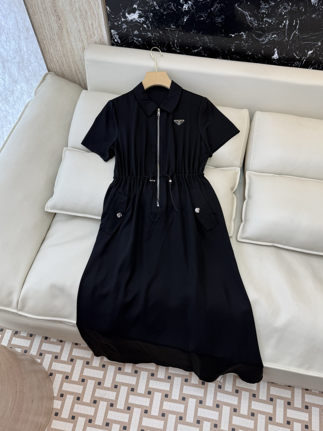AW083#新款连衣裙⚠️工厂特批‼️PRADA 三角标 短袖修身 连衣裙 黑色 杏色 SM L