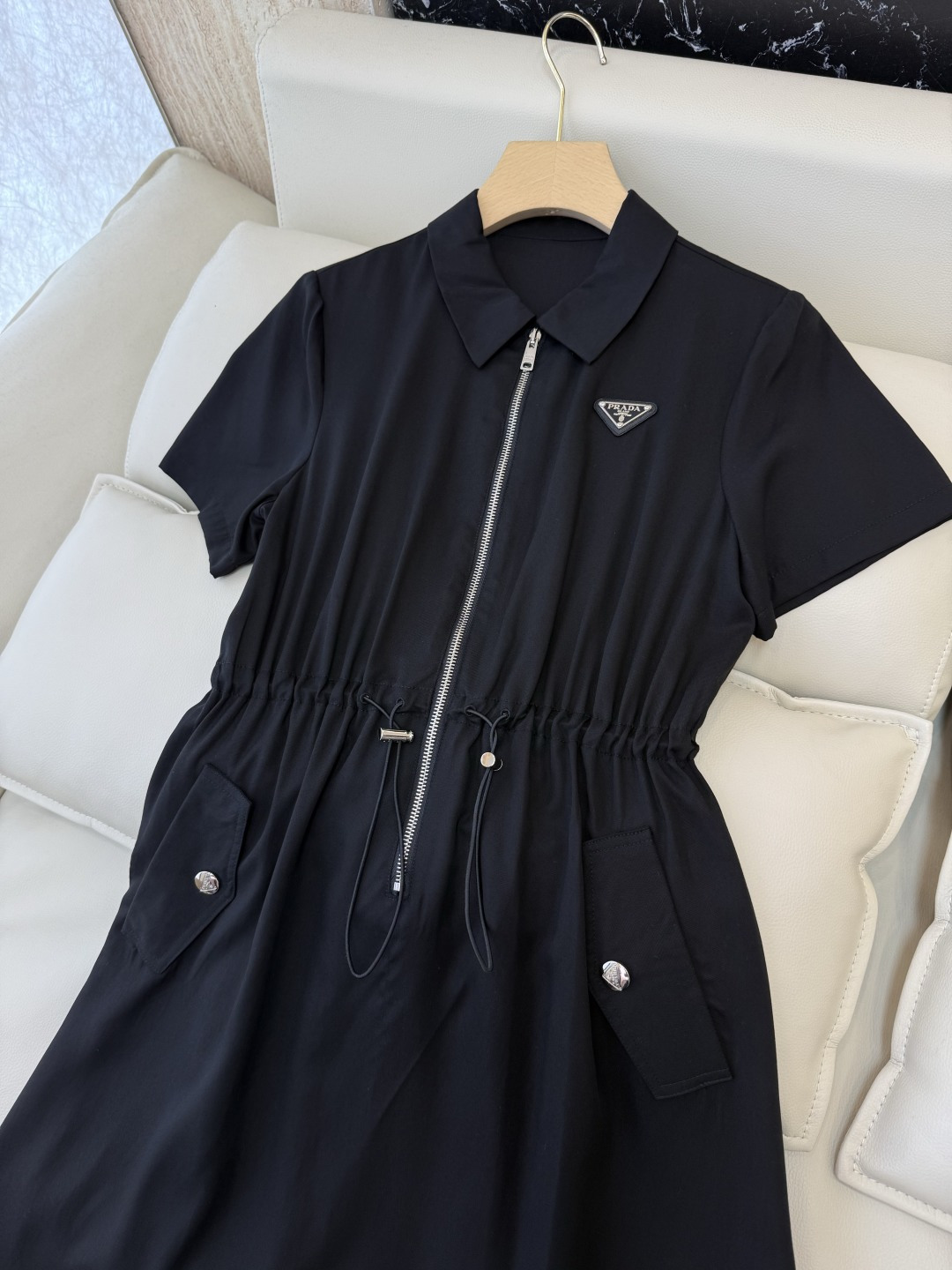 AW083#新款连衣裙⚠️工厂特批‼️PRADA 三角标 短袖修身 连衣裙 黑色 杏色 SM L