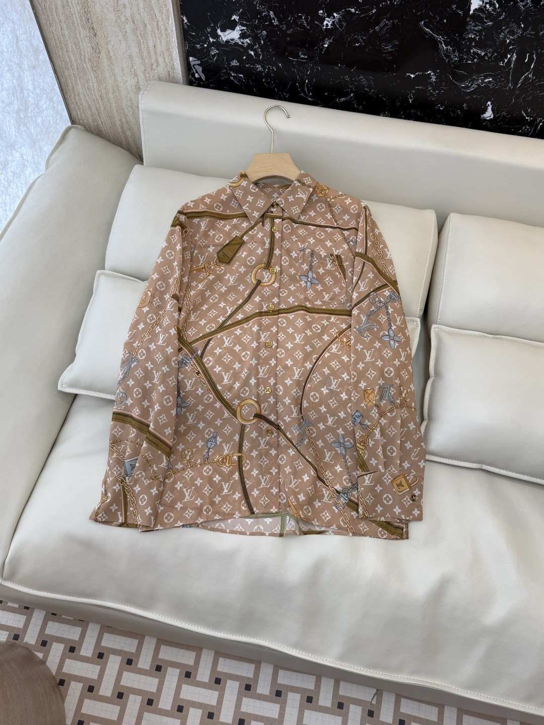NO:855188,AW088# new shirt P L V chain printed presbyopia logo long-sleeved shirt two colors SML, Louis Vuitton-clothing, louis vuitton, shirts,19860909AW088#新款衬衫P L V 链条印花老花logo长袖衬衫 两色 SML,路易威登-服装,louis vuitton,shirts,,Women's clothing