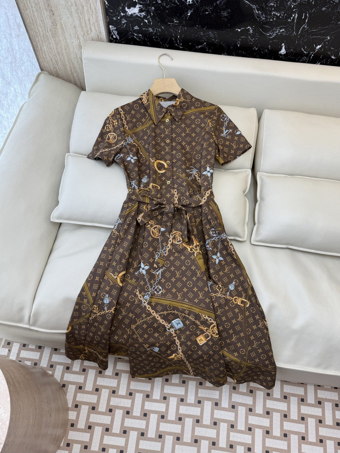 AW086#新款连衣裙⚠️工厂特批‼️Lv 链条印花 短袖修身连衣裙 两色图 SM L