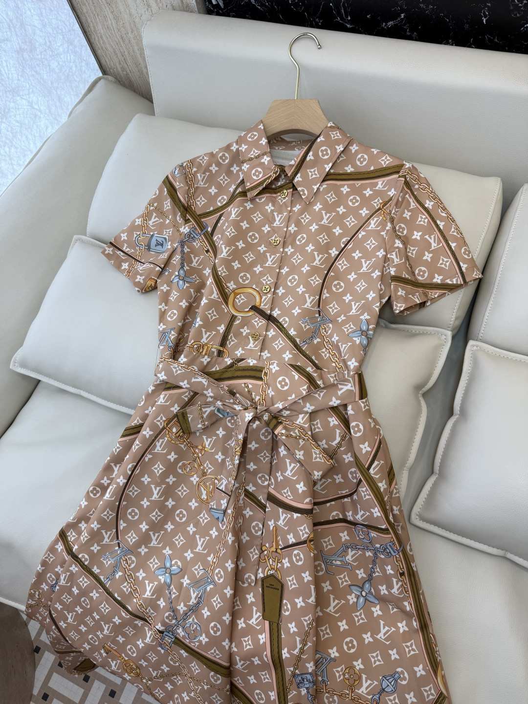 AW086#新款连衣裙⚠️工厂特批‼️Lv 链条印花 短袖修身连衣裙 两色图 SM L