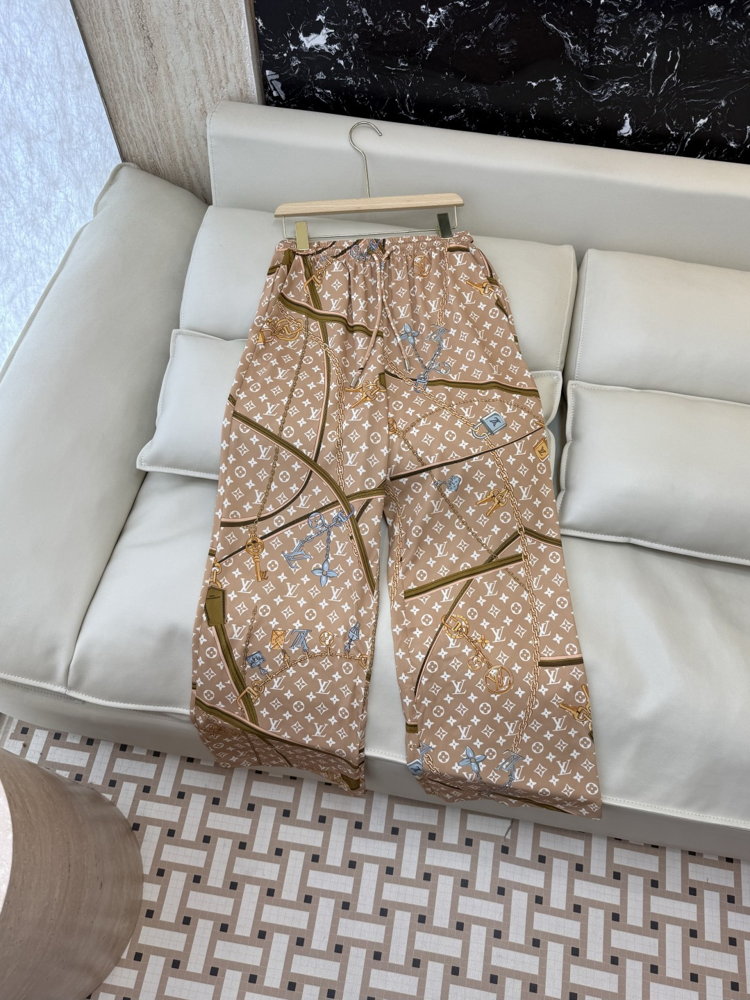 NO:855179,AW087# New Pants P L V Chain Printed Presbyopia Logo Printed Trousers Two Colors SML, Louis Vuitton-clothing, louis vuitton,19860909AW087#新款裤子P L V 链条印花老花logo印花长裤 两色 SML,路易威登-服装,louis vuitton,,Women's clothing