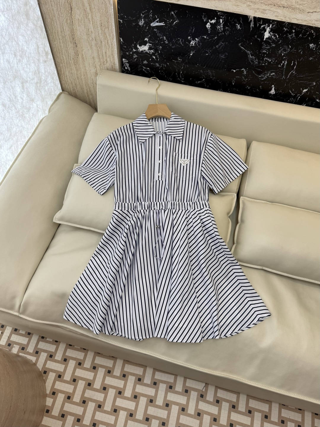 AW084#新款连衣裙⚠️工厂特批‼️PRADA 三角标 短袖条纹 短款 连衣裙 两色图 SM L